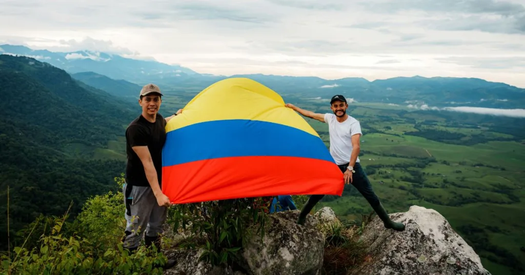 Jóvenes viajeros celebrando la experiencia de Colombiar 2025.