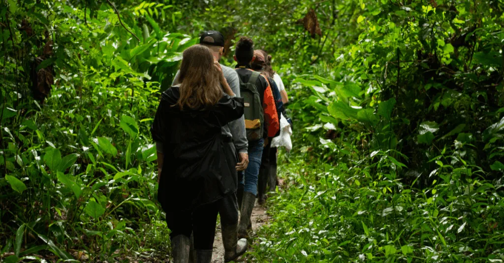 Participantes recorriendo rutas de la primera temporada de Colombiar.