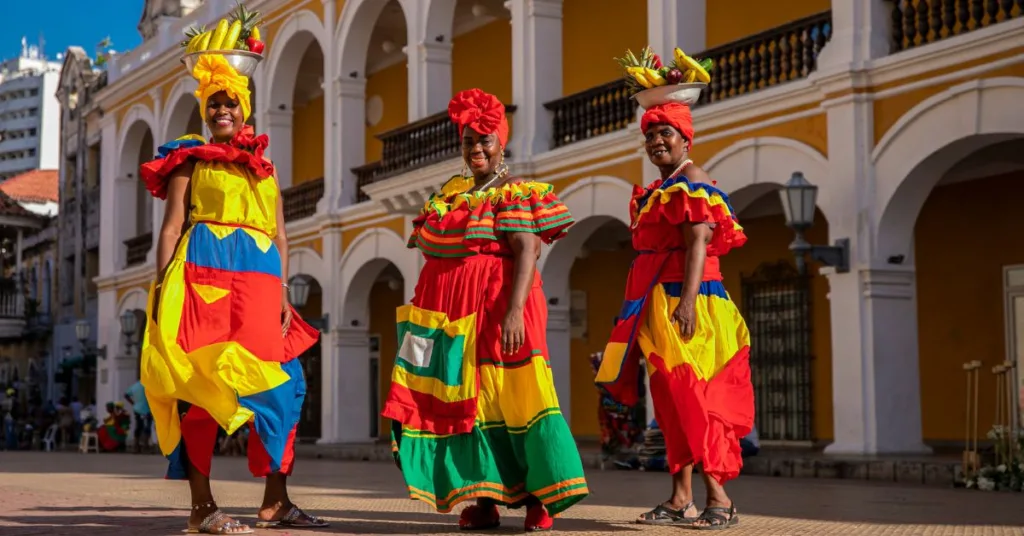 Mujeres afrocolombianas con vestidos tradicionales coloridos en Cartagena, representando la cultura de Colombia